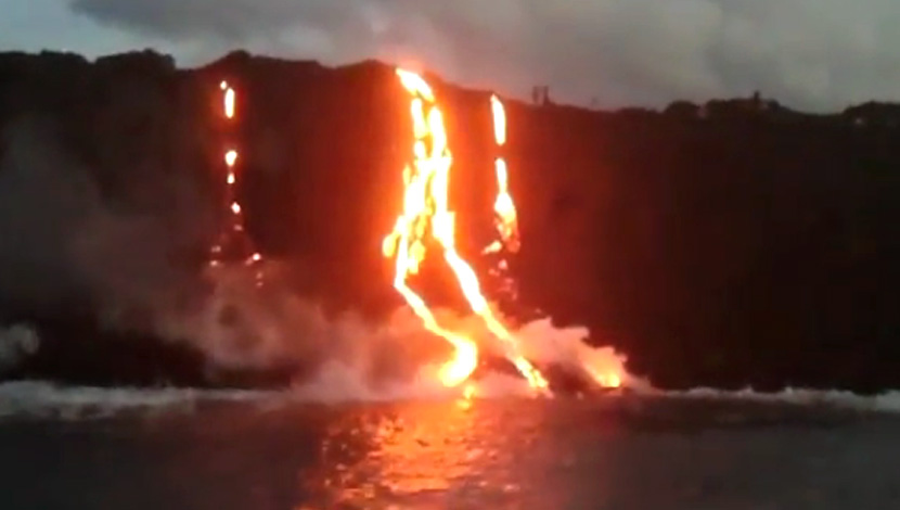 UNIŠTAVA SVE PRED SOBOM: Lava se ulila u Tihi okean, spektakularan prizor postaje OPASAN (FOTO) (VIDEO)