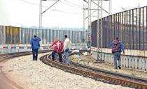 UŽAS KOD SAJMA: Radnike zgazio voz dok su radili sa kablovima