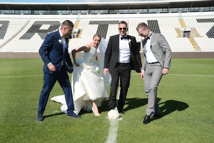 Udala se poznata srpska rediteljka, svoje venčanje proslavila na stadionu Partizana! (FOTO)