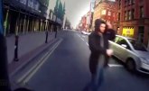 Ukoliko prelazite ulicu i imate slušalice u ušima, onda morate da pogledate ovaj snimak (VIDEO)