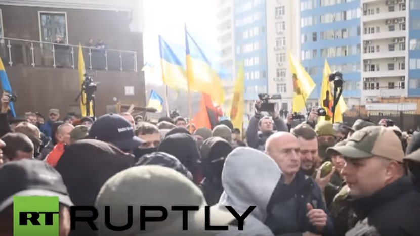 Ukrajinski nacionalisti blokirali ruski konzulat u Odesi