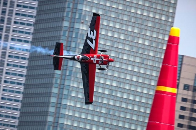Uoči treće trke „Red Bull Air Race“ takmičenja: BMW novi sponzor Petera Podlunšeka!