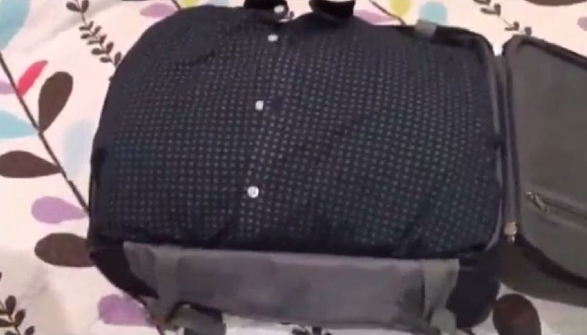 Uspela je da SPAKUJE TONU STVARI u ovu malu torbu, ali bukvalno! Ovo je njena tehnika (VIDEO)