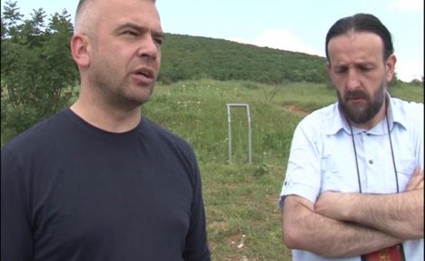 VANDALIZAM U ORAHOVCU: Ponovo porušena spomen-ploča nestalim srpskim novinarima