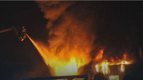 VATRENA DRAMA U RAKOVICI Požar celu noć gasilo 45 vatrogasaca sa 16 vozila, traži se žarište