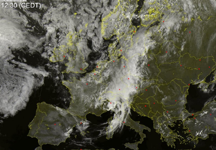 VELIKA OLUJA DOLAZI U SRBIJU: Gusti crni oblaci upravo na putu ka Srbiji, donose nam VETROVE I POTOP! (UŽIVO)