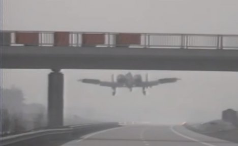(VIDEO) AVIONI KRSTARE AUTOPUTEM! Evo kako je NATO pretvorio autoban u vojni aerodrom