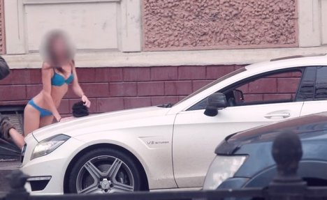 (VIDEO) BAHATI MALI BOGATAŠ: Sin ruskog oligarha plaća devojkama 350 funti da mu golišave peru auto