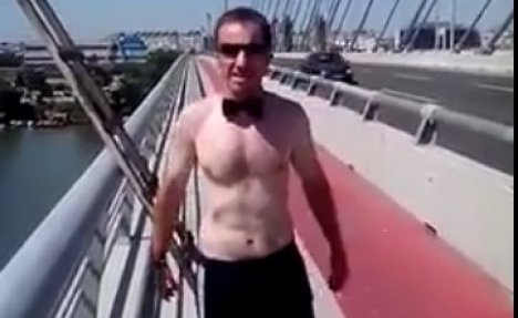 VIDEO BIZARAN TREND SE NASTAVLJA Mladić upario kupaće gaće i leptir mašnu, pa skočio s Mosta na Adi