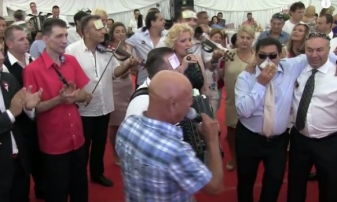 VIDEO: Ciga pljunuo i zalepio 500 evrića Šabanu na čelo! Evo šta je on uradio