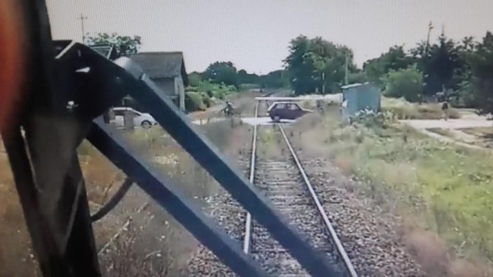 (VIDEO) DA SE NAJEŽIŠ! Pogledajte kako mašinovođa prelazi pokvareni pružni prelaz u Leskovcu