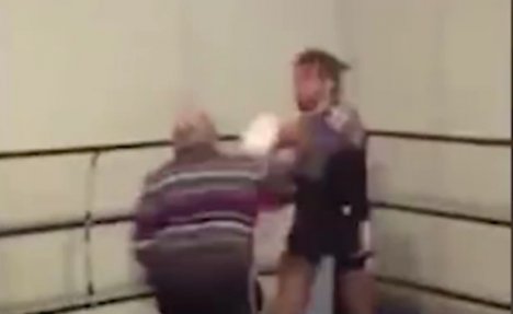 (VIDEO) DEKICA PATOSIRAO MLADOG BOKSERA: Pazi mali sa kim ulaziš u ring...