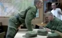 (VIDEO) DO KRAJA NIJE SHVATIO O ČEMU SE RADI: Presmešan snimak ruskih vojnika i 3 kašike!