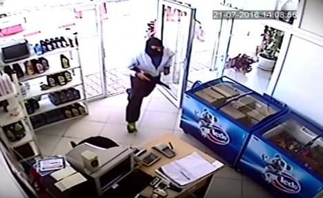 (VIDEO) FILMSKA PLJAČKA U ŠILOVU: Upali sa puškama i otimali pare, ovako su im se meštani osvetili!