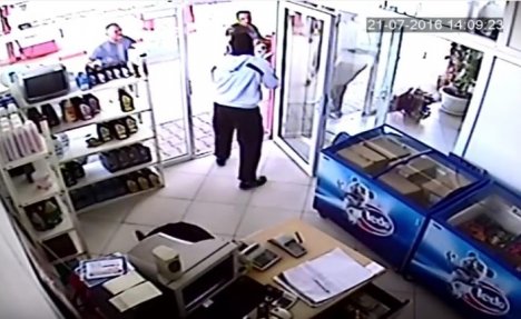 (VIDEO) GOLIM RUKAMA NA RAZBOJNIKA: Građani Gnjilana sprečili pljačku menjačnice