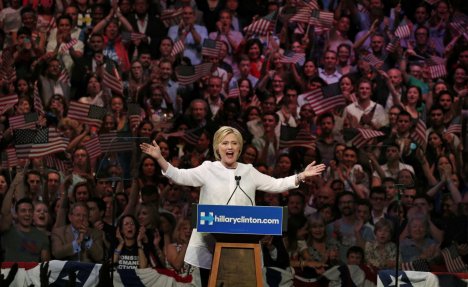 (VIDEO) HILARIN ISTORIJSKI MOMENAT Prva žena kandidat velike stranke za predsednika SAD