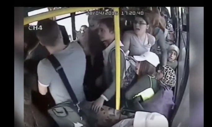 VIDEO: Izvadio penis u autobusu, žene ga prebile!