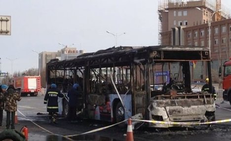 (VIDEO) JEZIV ZLOČIN NA SEVERU KINE: U zapaljenom autobusu poginulo 14, povređeno 32