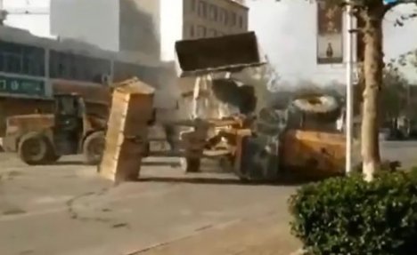 (VIDEO) KAD ZARATE GRAĐEVINCI Kineski radnici tukli se buldožerima!