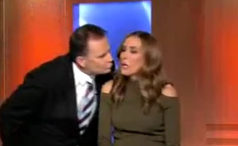 (VIDEO) KAKAV BLAM: Nagnuo se da poljubi koleginicu u programu uživo, a ona... Presmešno!