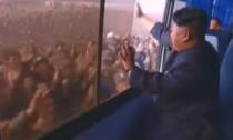 VIDEO: Kada Kim Džong Un maše, narod pada u nesvest