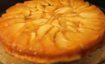 (VIDEO) Kako da napravite prevrnuti karamel kolač s jabukama