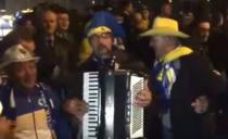 (VIDEO) LUDNICA U ZENICI: Bosanci uz harmoniku, Irci uz Dubiozu kolektiv dočekuju utakmicu