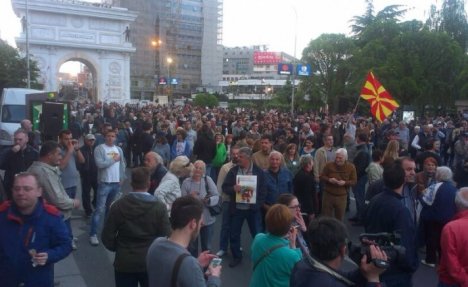 (VIDEO) MAKEDONIJA SE NE SMIRUJE: U Skoplju demonstranti bacali boju na Sobranje!