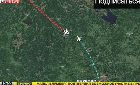(VIDEO) MALO JE FALILO: Dva suhoja umalo da se zakucaju u Putinov avion