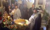 (VIDEO) MODERNO BOGOSLUŽENJE: Grčki sveštenik sve šokirao izvođenjem liturgije
