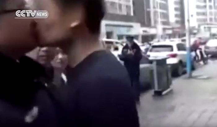 VIDEO: Muškarac poljubio policajca prilikom hapšenja