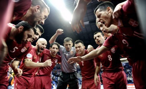 (VIDEO) NAPRED, SRBIJO: Fudbaleri Crvene zvezde sa Kipra šalju podršku futsalerima