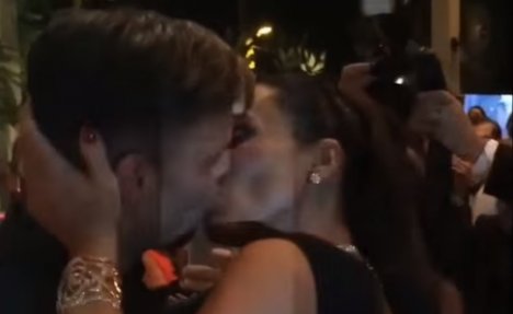 (VIDEO) NE SMETA JOJ ŠTO JE GEJ: Platila 90.000 dolara da poljubi Rikija Martina