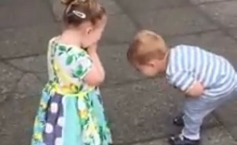(VIDEO) NEODOLJIVI KLINICI: Nećete skidati osmeh s lica kada vidite šta rade ovo dvoje mališana