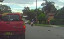 (VIDEO) NIJE HTEO DA SE ZAUSTAVI: Policajac pogodio vozača motora stop znakom u glavu