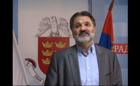 (VIDEO) NOVI SNS HIT - AJMO DALJE: Milišić neuspešno pokušava da odgovori na pitanja novinarke