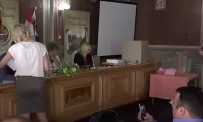 VIDEO: Naprednjak u Bečeju fotkao zadnjicu sekretarice!