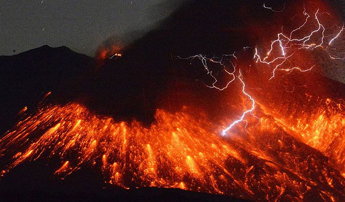 VIDEO: Neverovatna predstava prirode - erupcija sa munjama