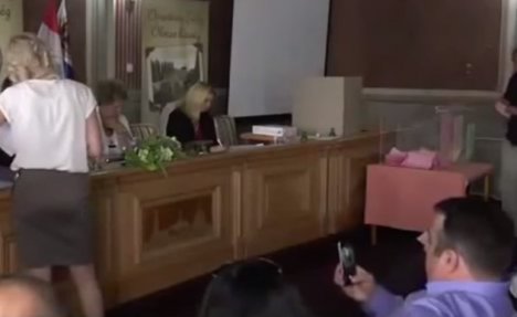 (VIDEO) O OVOME CEO BEČEJ PRIČA: Da li su opštinski funkcioneri slikali zadnjicu sekretarice?!