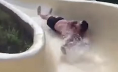 (VIDEO) OTIŠAO NA ODMOR, VRATIO SE U GIPSU: Muškarac pao sa vodenog tobogana na stene