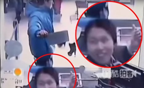 (VIDEO) OVO JE GENIJALNO: Pošao u pljačku banke satarom, službenica umrla od smeha!