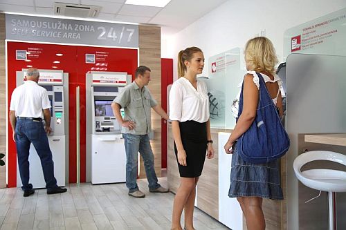 VIDEO: Otvorene nove samouslužne zone ProCredit banke u Novom Sadu