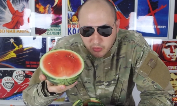 VIDEO: Ovako ludi Rus seče lubenicu i super je fora!