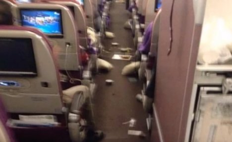 (VIDEO) PANIKA NA LETU LONDON-KUALA LUMPUR: Avion pogodile velike turbulencije, povređene 34 osobe!