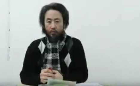 (VIDEO) POSLAO PORUKU ZEMLJI: Pojavio se snimak japanskog novinara zatočenog u Siriji
