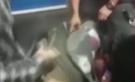 (VIDEO) PRIMETILI SU NEŠTO ČUDNO: Policija otvorila kofer putnice i imali su šta da vide!