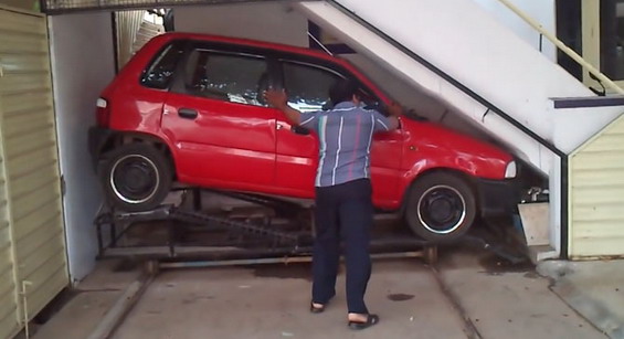 VIDEO: Parking ispod svog stepeništa