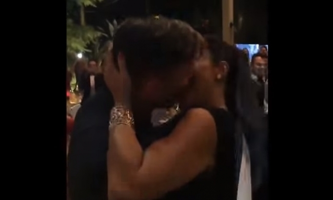 VIDEO: Platila 90.000 dolara da poljubi Rikija Martina?