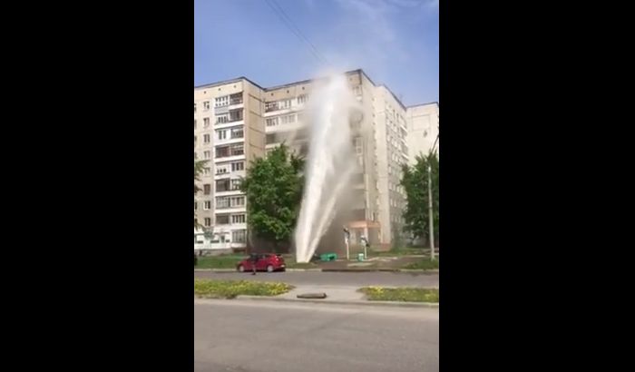 VIDEO: Pukla cev, vrela voda šikljala do osmog sprata