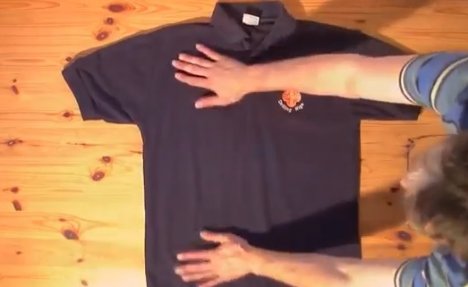 (VIDEO) A MISLILI STE DA JE NEMOGUĆE: Evo kako da složite majicu za bukvalno 2 sekunde!